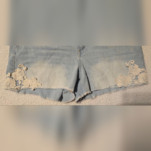Size 18.5 - Arizona Jean Shorts - Picture 3 of 6